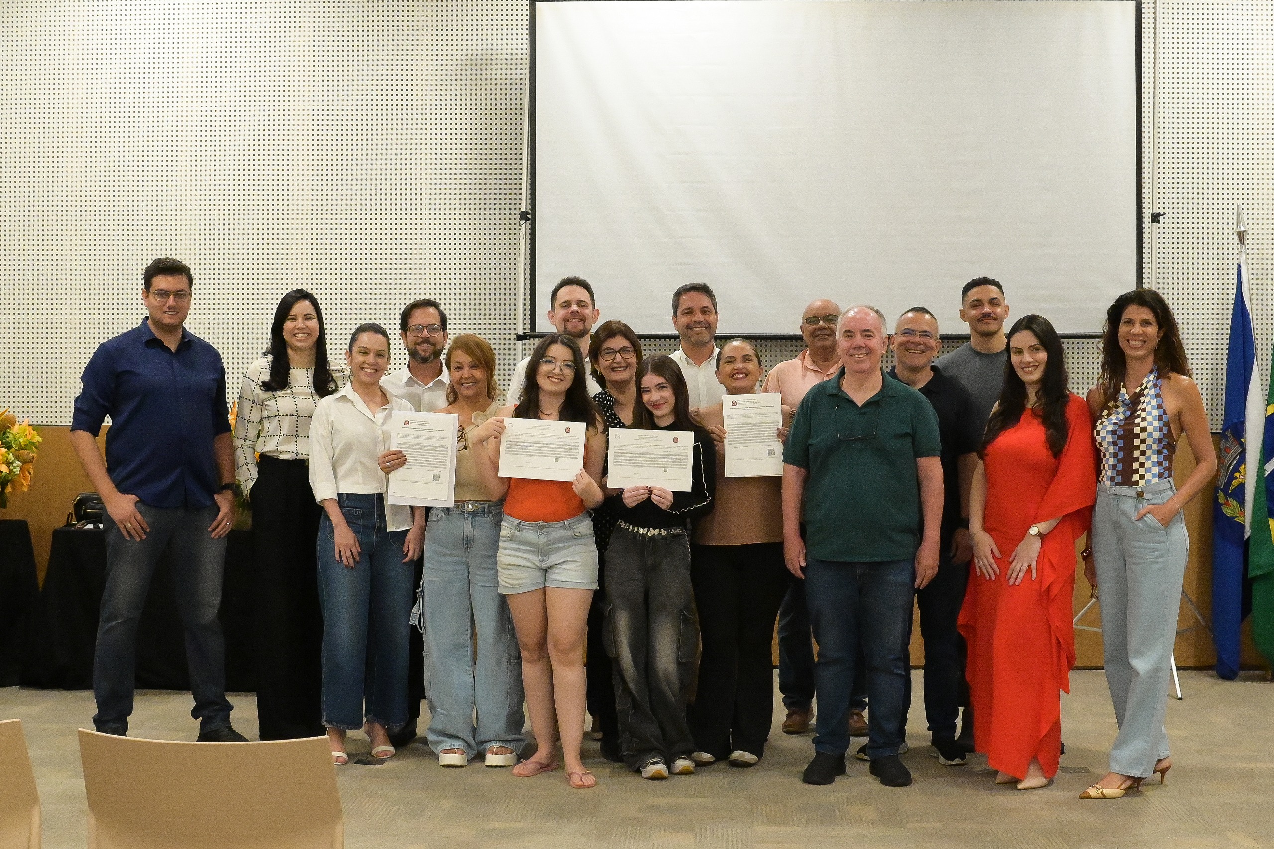 Projeto de escolarização do RibeirãoShopping e do ShoppingSantaÚrsula transforma histórias e celebra a formatura de alunos